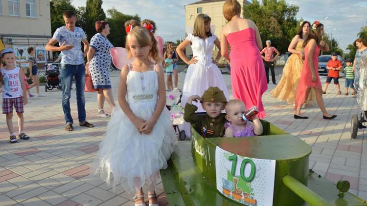 В Дивном провели конкурс-парад детских колясок «Мой первый транспорт»