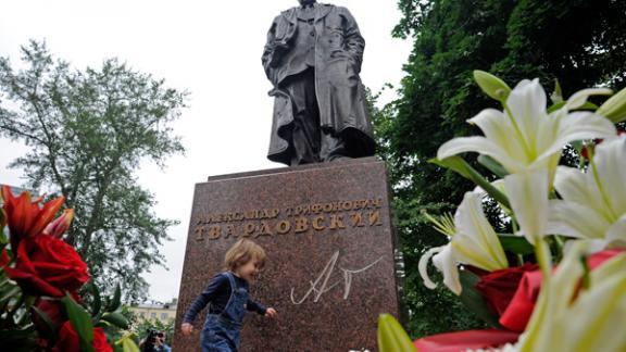 В Москве открыли памятник Александру Твардовскому