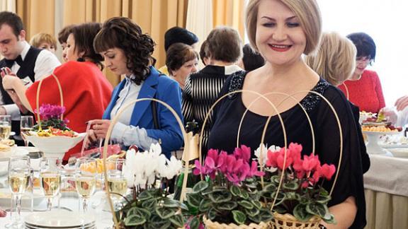 Женский актив Ставрополья поздравили в правительстве края накануне праздника