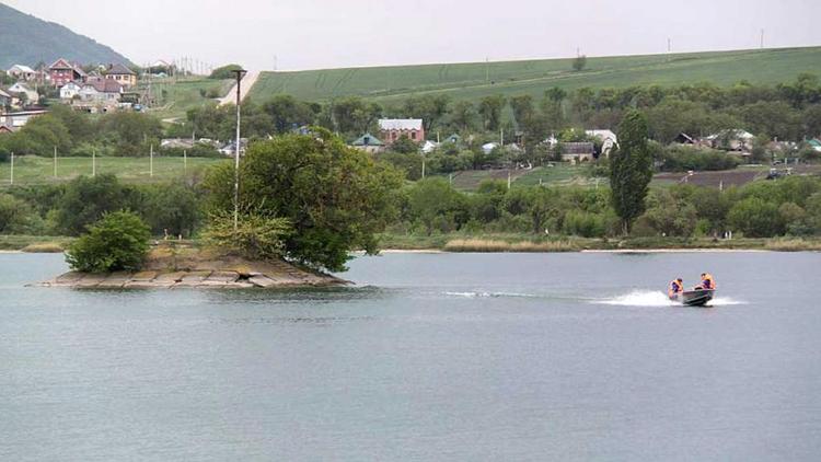 Спасатели ПАСС не дали утонуть нетрезвой пловчихе в Ессентукском озере