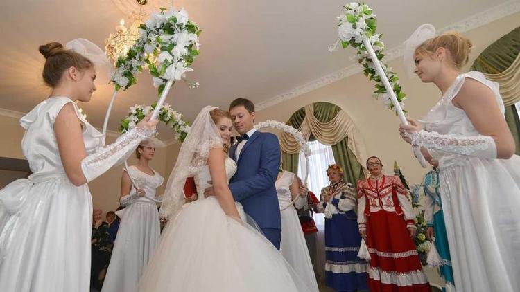Более 70 пар поженятся в Ставрополе в День города и края
