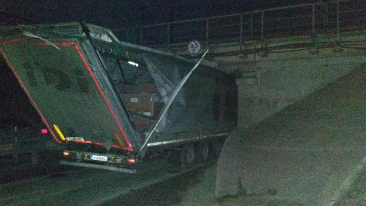 Водитель-иностранец на фуре застрял под мостом в Минеральных Водах