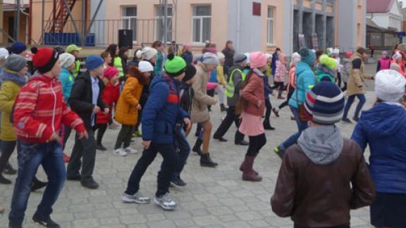 Воспитанники спортивной школы провели танцевальный флеш-моб по ПДД в Ипатово