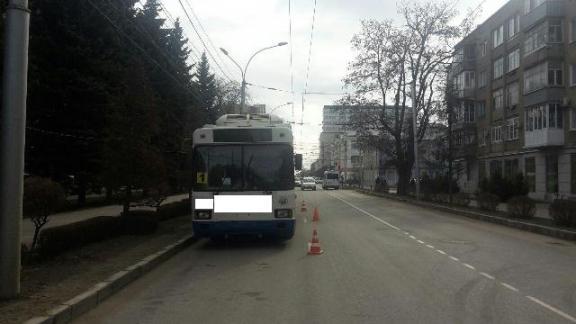 Женщина в Ставрополе сломала плечо в троллейбусе