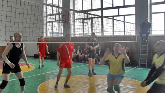 В Александровском районе прошли соревнования по волейболу среди мужских команд