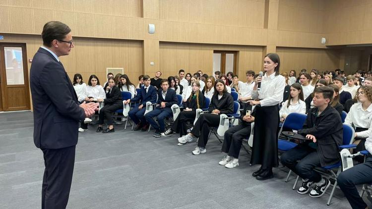 Глава Кисловодска провел урок для выпускников школ города