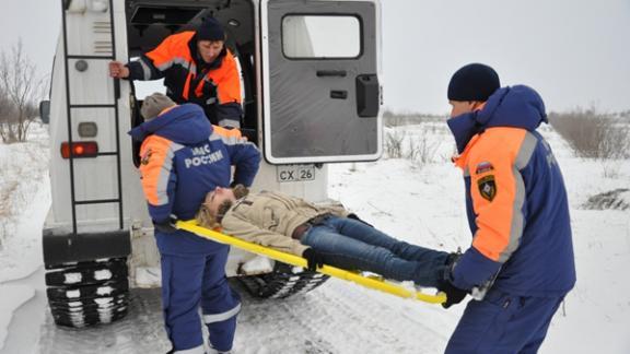 На Ставрополье спасатели тренировались ликвидировать последствия серьезного ДТП при плохой погоде