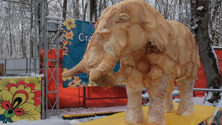 На масленичных гуляньях в Ставрополе соорудили слона из блинов