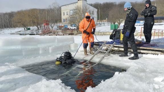 На Комсомольском озере ставропольские водолазы тренировались подо льдом