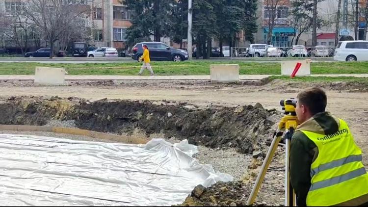 В Ставрополе продолжается благоустройство сквера по улице Ленина