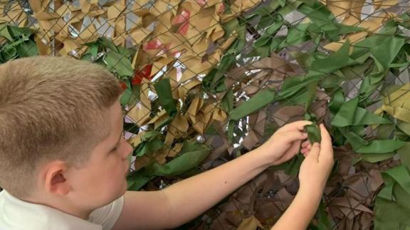 Школьники из Лермонтова изготовили маскировочную сеть для бойцов СВО