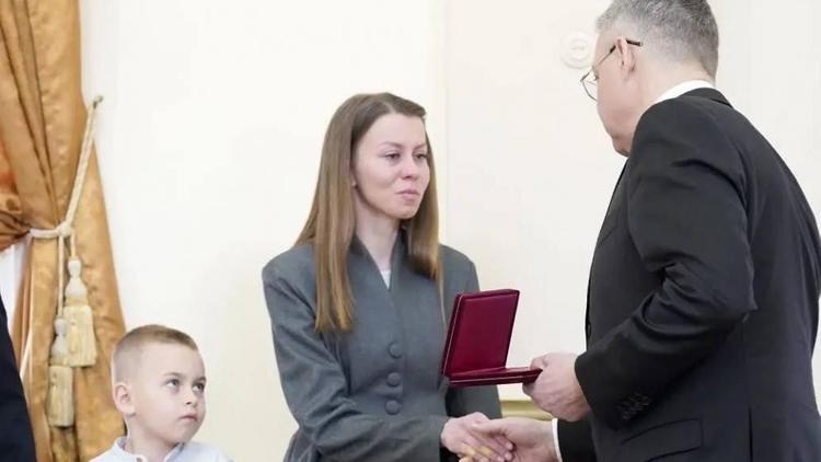 Губернатор Владимиров передал награду семье погибшего пограничника-героя