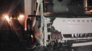 На Ставрополье грузовик налетел на ночной трассе на припаркованную легковушку