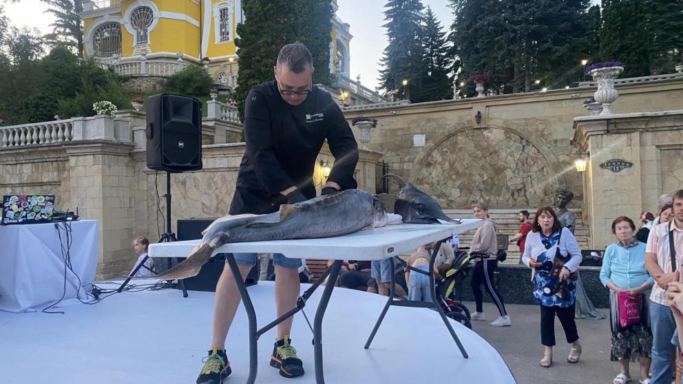 Жителей и гостей Кисловодска угощали ухой из белуги и белой икрой