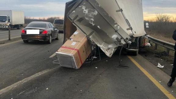 Иномарка столкнулась в грузовиком на Ставрополье