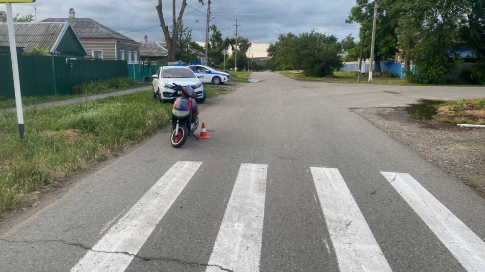 В селе Новомихайловском 13-летний подросток на высокой скорости упал с мопеда