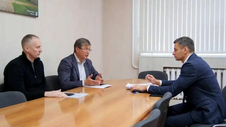 В Кочубеевском округе обсудили повышение доступности медицинских услуг