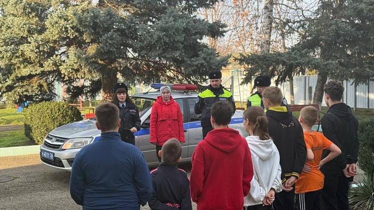 В детском доме «Надежда» Кочубеевского округа проводят уроки дорожной безопасности