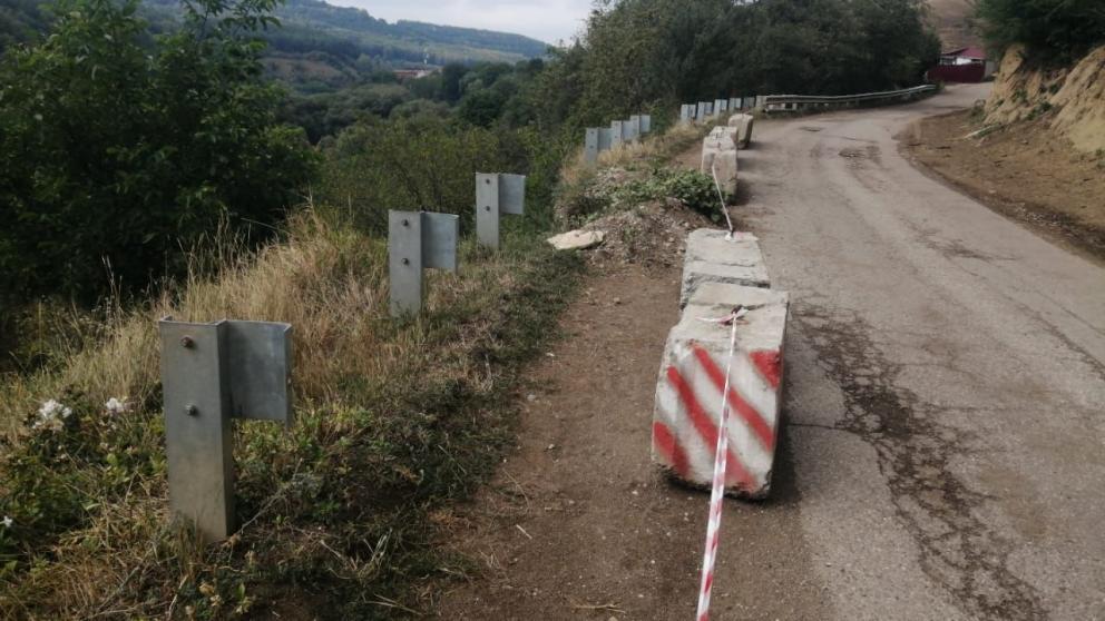 В посёлке Нарзанном ремонтируют дорогу, повреждённую оползнем