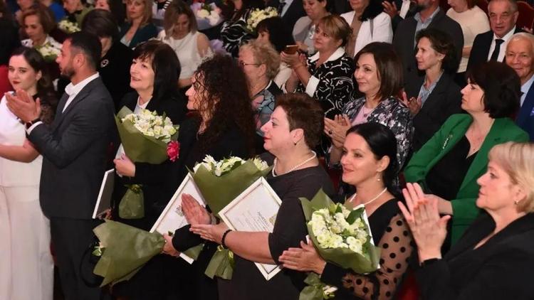 Более 2,7 тысячи преподавателей на Ставрополье получили награды в 2025 году