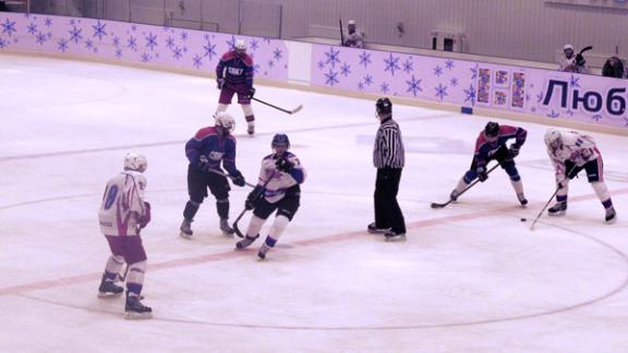 В Невинномысске сразились в хоккей и настольный теннис