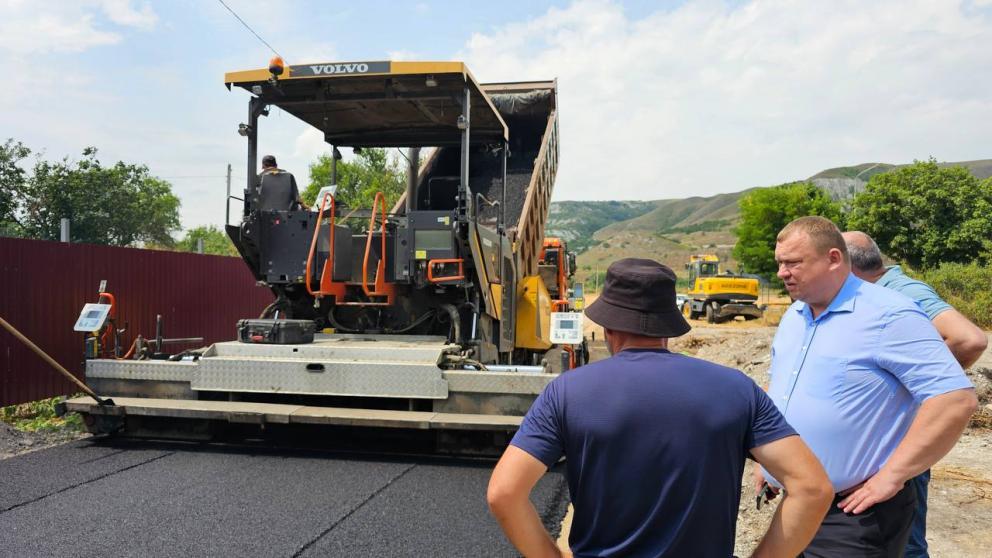 Глава Предгорного округа проверил ход ремонта дорог в посёлке Подкумок
