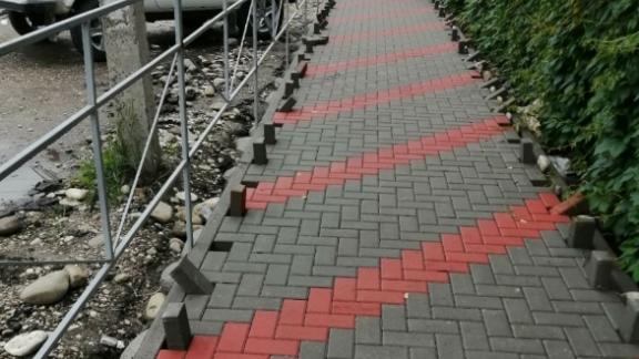 В станице Ессентукской на одной из центральных улиц отремонтируют тротуар