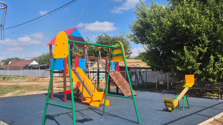 В селе Летняя Ставка построили новую детскую площадку