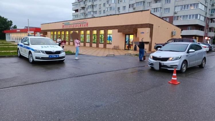 Машина зацепила зеркалом 8-летнего мальчика в Георгиевске