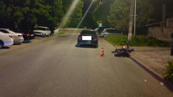 Мотоциклист-бесправник в пьяном состоянии врезался в машину в Кисловодске
