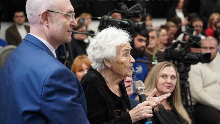 Губернатор Ставрополья наградил диктора Эмму Каравинскую за трудовые достижения