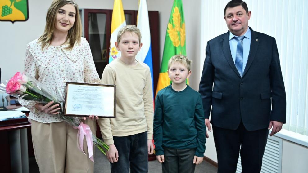 В Будённовском округе вручили первый жилищный сертификат 2026 года