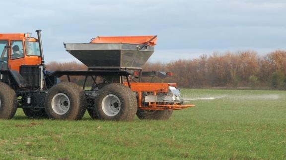 В Андроповском округе Ставрополья одновременно с весенним севом проводят подкормку озимых
