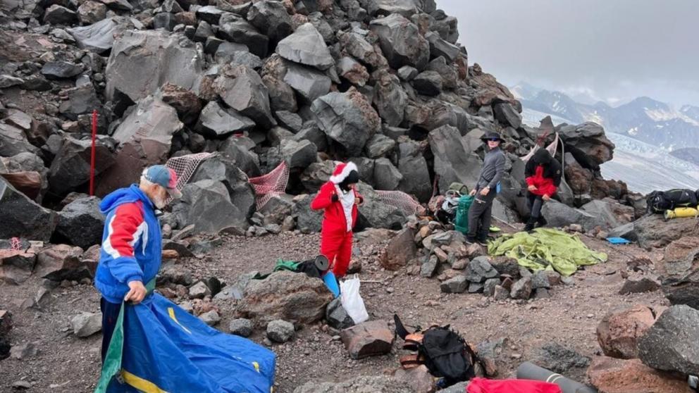 Юный альпинист-старшеклассник из Ессентуков поднимается на Эльбрус 