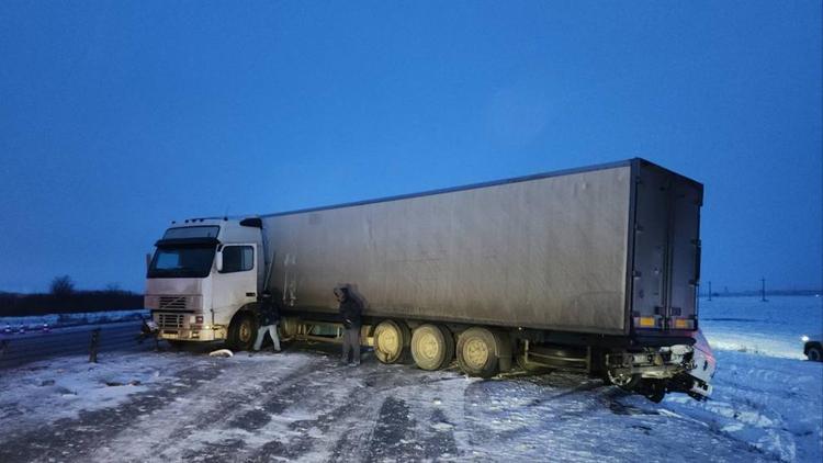 Авария с грузовиком стала причиной ограничения движения в Минераловодском округе