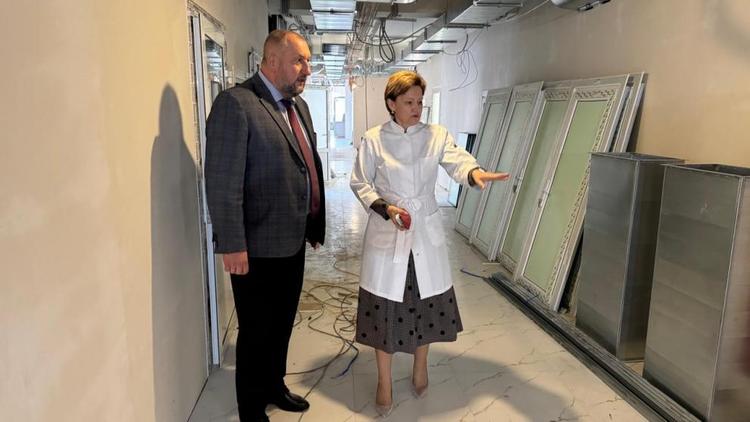 Министр здравоохранения Ставрополья следит за ходом капремонта Ессентукской горполиклиники