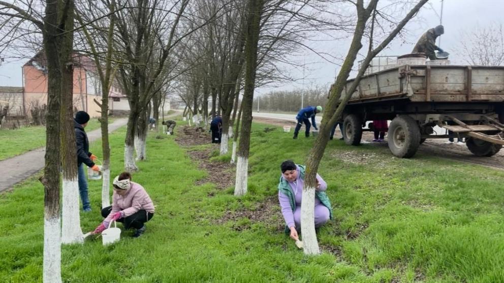 В Будённовском округе продолжаются субботники общественных территорий