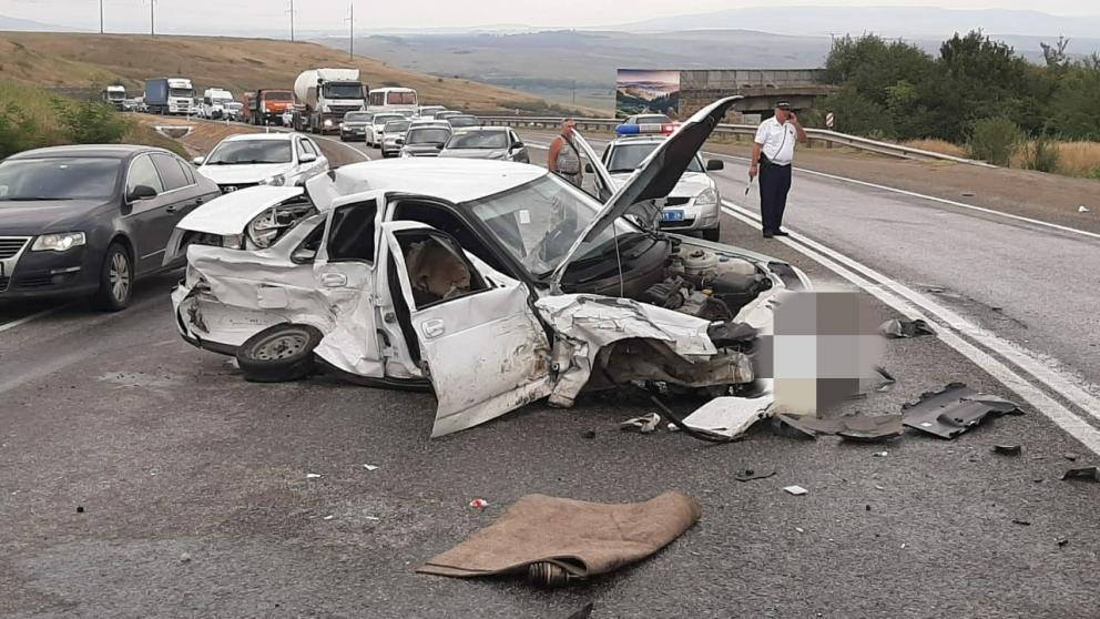 На подъёме к Ставрополю произошло тройное ДТП