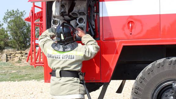 В Благодарном пожарные 10 часов тушили возгорание на заводе по переработке шерсти