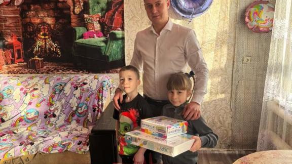 Сотрудник администрации Грачёвского округа исполнил новогодние желания детей