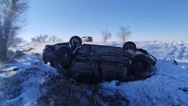 Женщина получила травмы после съезда автомобиля в кювет в Будённовском округе