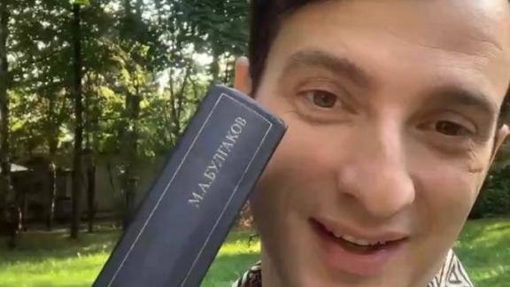 Актёр Тимур Орагвелидзе передал книгу в Народную библиотеку Железноводска