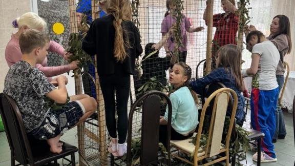 Воспитанники детдома в Кисловодске изготавливают маскировочные сети для бойцов СВО