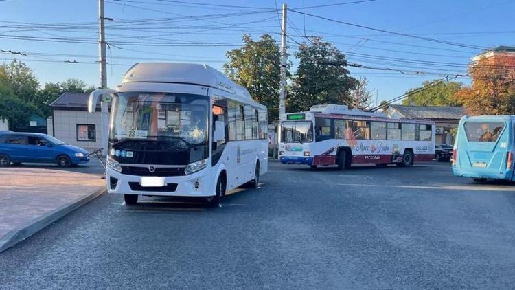 Водитель электросамоката попал под колёса автобуса в Ставрополе