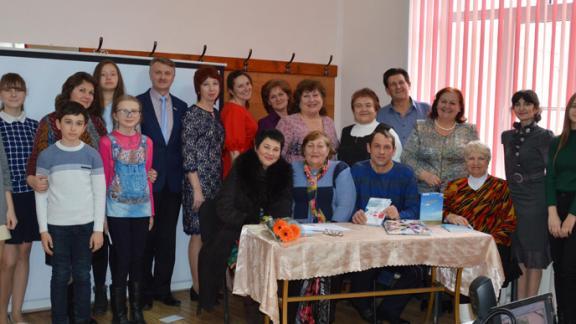 Поэт Олег Забусов провёл в Дивном презентацию своего нового сборника стихов