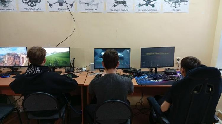 В Кочубеевском округе учат управлять дронами и тактической медицине