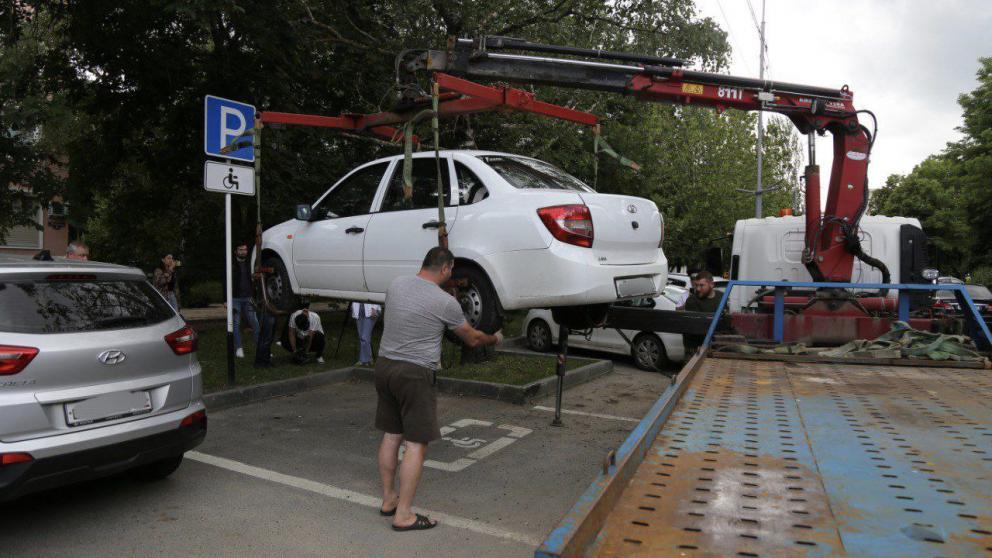 На территории Комсомольского пруда в Ставрополе проверили соблюдение правил парковки