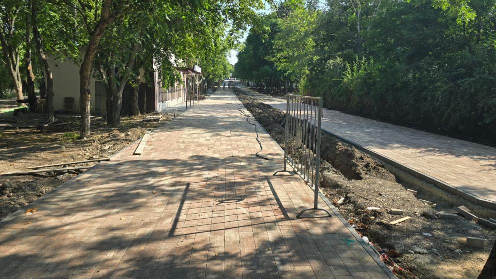 В Железноводске продолжаются работы по благоустройству парка