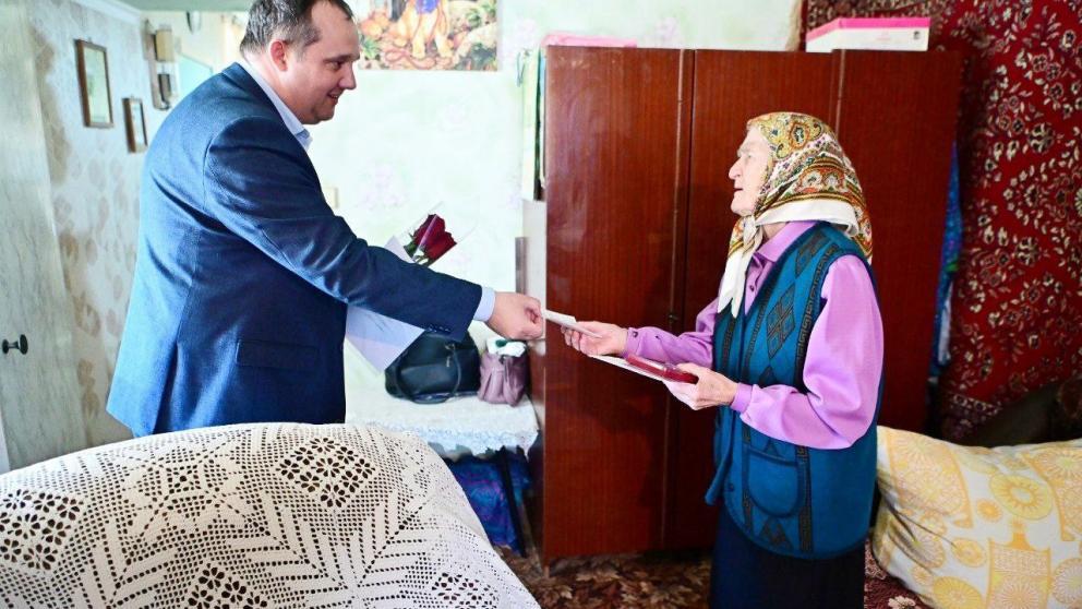 В Будённовске вручили юбилейную медаль к 80-летию Победы труженице тыла