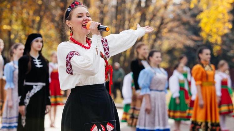 В Пятигорске более тысячи человек создали масштабный хоровод единства 